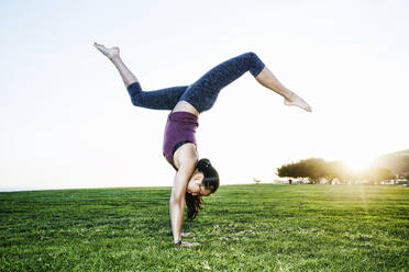Asiatische Frau übt Yoga im Freien - BLEF11489