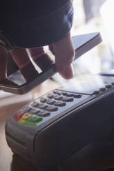 Hispanische Frau scannt Kreditkarte vom Mobiltelefon - BLEF11506