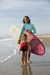 Mutter und Tochter lächelnd am Strand - BLEF11516