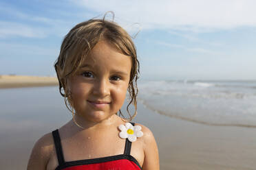 Gemischtrassiges Mädchen lächelnd am Strand - BLEF11520