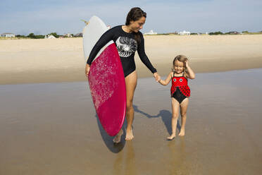 Mutter bringt Tochter das Surfen im Meer bei - BLEF11531