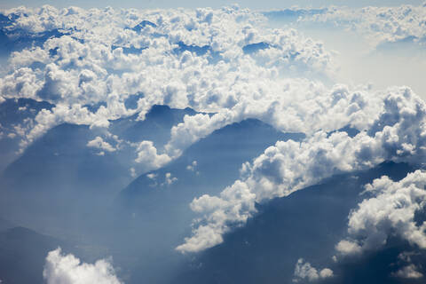 Wolken über entlegenen Berggipfeln, lizenzfreies Stockfoto