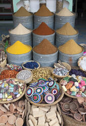 Spices and crafts for sale in market - BLEF11551