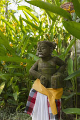 Hindu statue wrapped in fabric in garden - BLEF11610