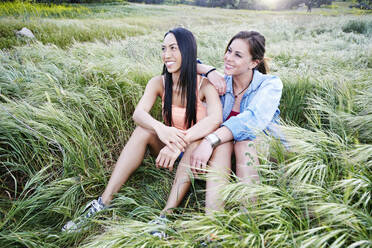 Women sitting in field - BLEF11684