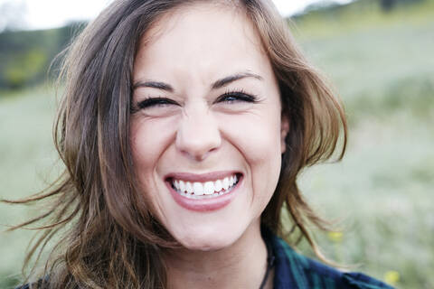 Gemischtrassige Frau lächelt im Freien, lizenzfreies Stockfoto
