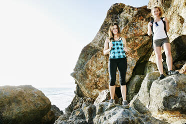 Women hiking on boulders - BLEF11715