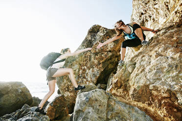 Frauen klettern auf Felsblöcken - BLEF11716