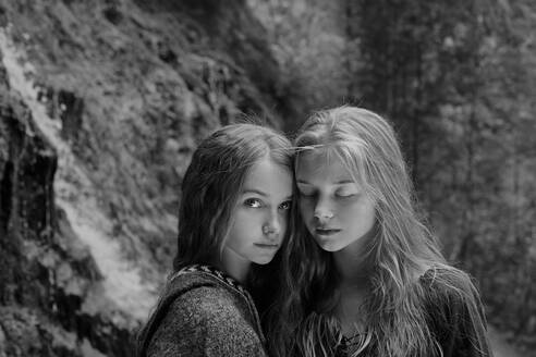 Kaukasische Teenager-Mädchen im Wald - BLEF11772