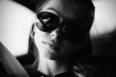 Kaukasisches Teenager-Mädchen mit Sonnenbrille - BLEF11776