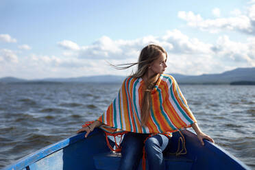 Kaukasisches Teenager-Mädchen im Kanu auf einem See - BLEF11784