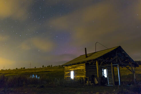 Hütte auf einem ländlichen Feld bei Nacht - BLEF11787