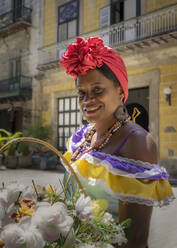 Hispanische Frau mit Blumenkorb - BLEF11796