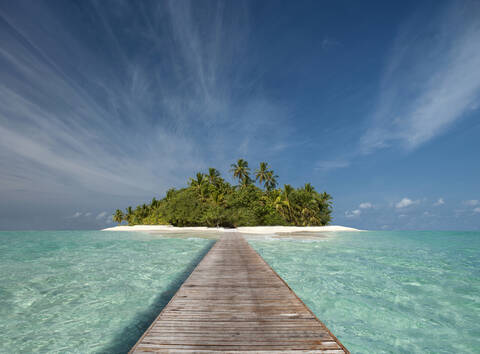 Hölzerner Steg zur tropischen Insel, lizenzfreies Stockfoto