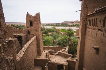 Antike Gebäude im Stadtbild von Ouarzazate, Souss-Massa-Draa, Marokko - BLEF11939