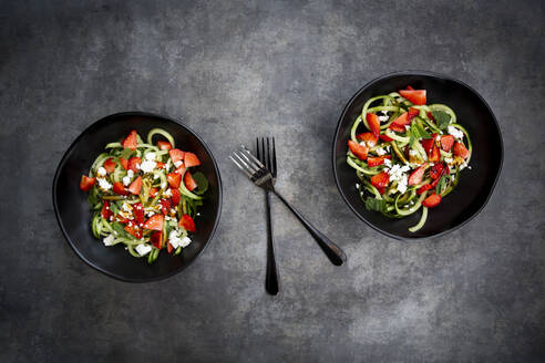 Zwei Schalen Erdbeergurkensalat mit Feta, Minze und Balsamico-Essig - LVF08190