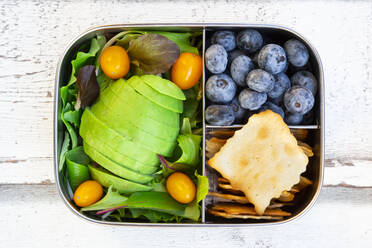 lunchbox/prep meal (gemischter grüner Salat mit Avocado und gelben Tomaten, Cracker, Blaubeeren, Salatsauce), Holzgabel, (alles ohne Platik) - LVF08196