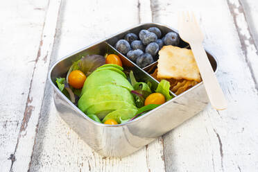 lunchbox/prep meal (gemischter grüner Salat mit Avocado und gelben Tomaten, Cracker, Blaubeeren, Salatsauce), Holzgabel, (alles ohne Platik) - LVF08197