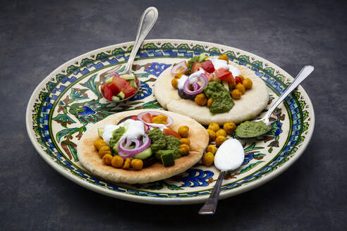 Sabich (Sabih) israelisches Streetfood (ursprung irakisch-jüdisch) Pita, Auberginen, Kichererbsen, Tomaten, Gurken, Joghurt, Zhoug-Sauce - LVF08201
