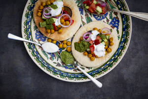 Sabich (Sabih) israelisches Streetfood (ursprung irakisch-jüdisch) Pita, Auberginen, Kichererbsen, Tomaten, Gurken, Joghurt, Zhoug-Sauce - LVF08202