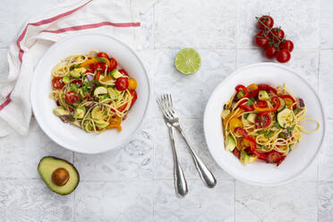 Spaghetti with grilled vegetables, paprika, zucchini, avocado, tomato and coriander - LVF08204