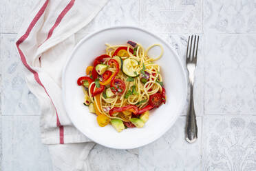 Spaghetti mit Grillgemüse (Paprika und Zucchini), Avocado, Tomaten, Limettensaft, Koriander - LVF08205