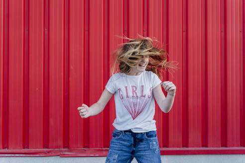 Mädchen Headbanging vor roter Wand - ERRF01630