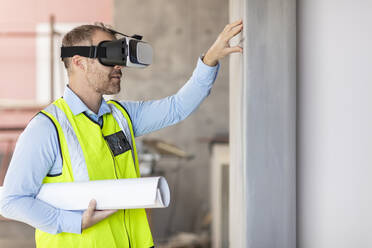 Architekt mit VR-Brille auf der Baustelle - ZEF16139