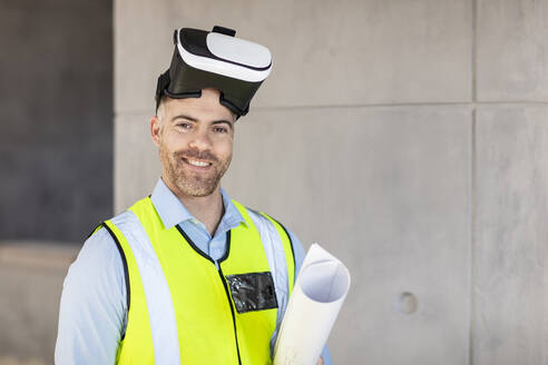 Architekt mit VR-Brille auf der Baustelle - ZEF16140