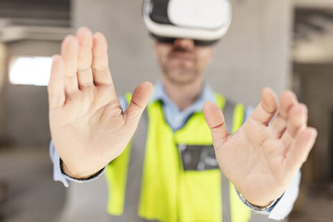 Architekt mit VR-Brille auf der Baustelle, lizenzfreies Stockfoto