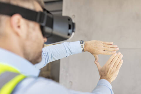 Architekt mit VR-Brille auf der Baustelle, lizenzfreies Stockfoto