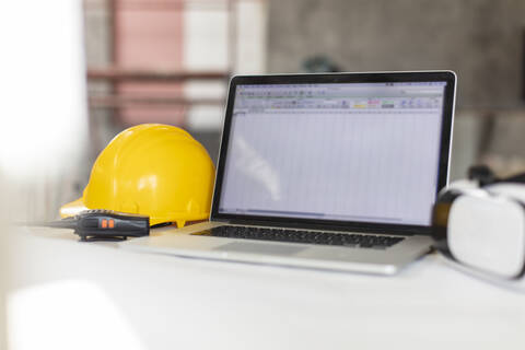 Laptop, gelber Schutzhelm, Walkie Talkie und VR-Brille, lizenzfreies Stockfoto