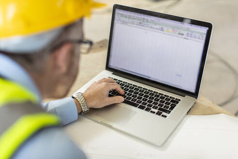 Architekt mit Laptop auf der Baustelle - ZEF16153