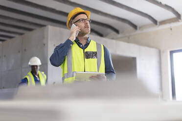 Architekt mit Laptop auf der Baustelle - ZEF16156