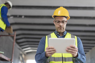 Architekt mit Laptop auf der Baustelle - ZEF16157