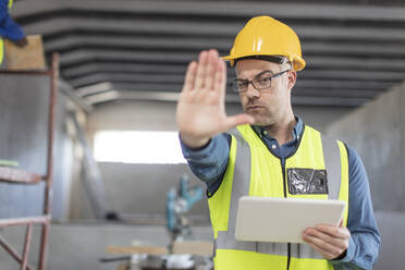 Architekt mit Laptop auf der Baustelle - ZEF16158