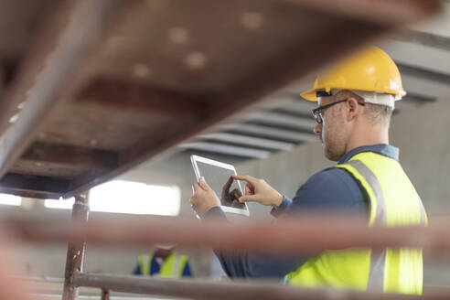 Architekt mit Laptop auf der Baustelle - ZEF16160