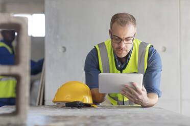 Architekt mit Laptop auf der Baustelle - ZEF16164