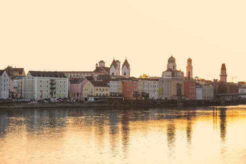 Deutschland, Bayern, Passau, Passau im Herbst Sonnenuntergang - JUNF01670