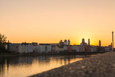 Deutschland, Bayern, Passau, Passau im Herbst Sonnenuntergang - JUNF01671