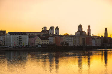 Deutschland, Bayern, Passau, Passau im Herbst Sonnenuntergang - JUNF01672
