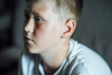 Porträt eines Jungen mit Sommersprossen - VPIF01390