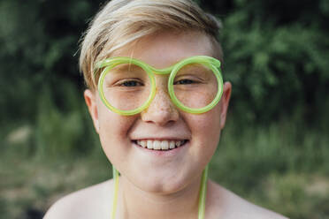 Porträt eines sommersprossigen Jungen mit lustiger Brille - VPIF01391