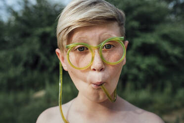 Porträt eines sommersprossigen Jungen mit lustiger Brille - VPIF01395