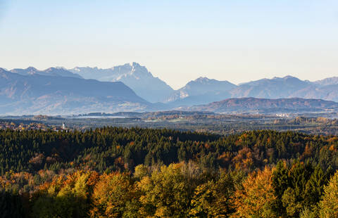 Blick von Peretshofener Höhe über Königsdorf zur Zugspitze, Oberbayern, Bayern, Deutschland, öffentlicher Grund, lizenzfreies Stockfoto