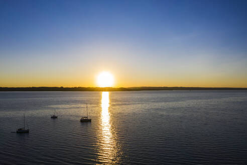 Segelboote im Sonnenuntergang auf dem Starnberger See, Fünfseenland, Oberbayern, Bayern, Deutschland, - LHF00654