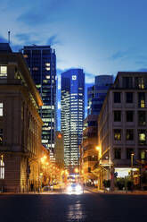 Blick auf eine Straßenschlucht mit dem Gebäude der Deutschen Bank am Ende, Frankfurt am Main, Deutschland - PU01707