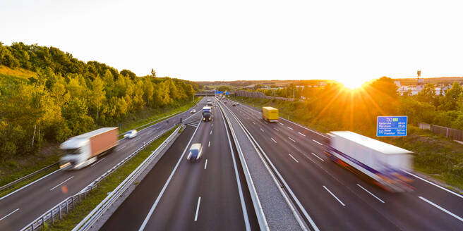 Deutschland, Baden-Württemberg, Leonberg, Autobahn A8, Schnellstraße, Straße, Fahrspuren, Straßenverkehr, Verkehr, Autos, LKW, Lastkraftwagen, Güterverkehr, Fahrzeuge, Sonnenuntergang - WDF05339