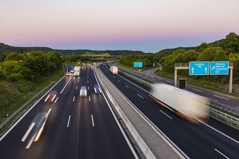 Deutschland, Baden-Württemberg, Leonberg, Autobahn A8, Schnellstraße, Straße, Fahrspuren, Straßenverkehr, Verkehr, Autos, LKW, Lastkraftwagen, Güterverkehr, Fahrzeuge, Sonnenuntergang - WDF05340