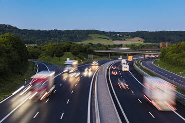 Deutschland, Baden-Württemberg, Leonberg, Autobahn A8, Schnellstraße, Straße, Fahrspuren, Straßenverkehr, Verkehr, Autos, LKW, Lastkraftwagen, Güterverkehr, Fahrzeuge, Sonnenuntergang - WDF05341